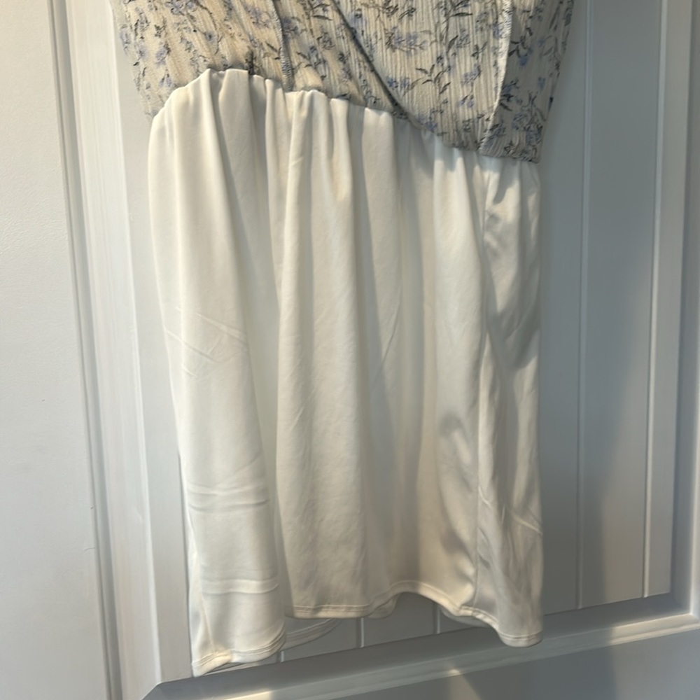 Gilli Off White Blue Floral Smocked Waist Dress - Picture 7 of 8